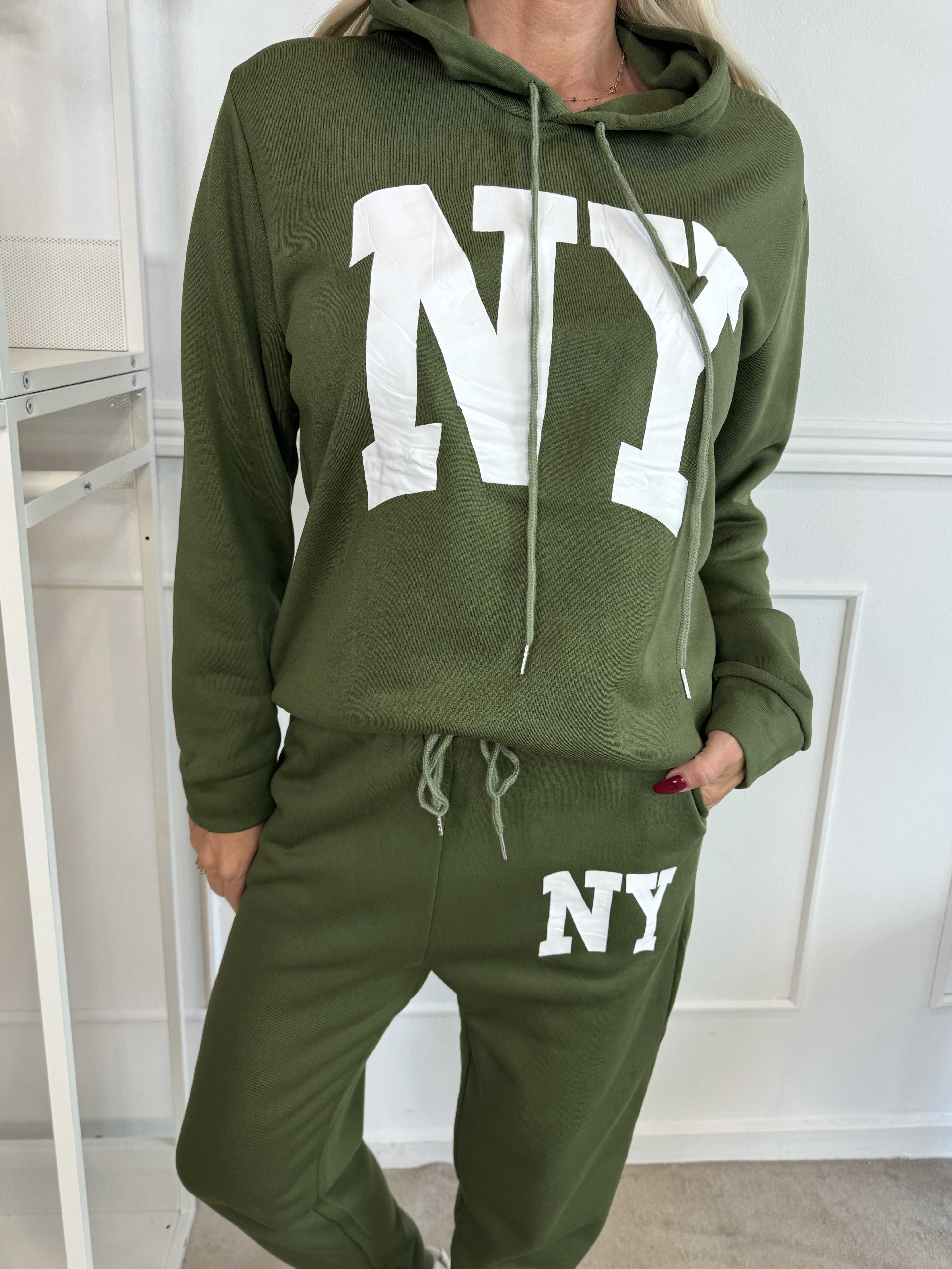 Ania - Joggingdräkt med NY-stående